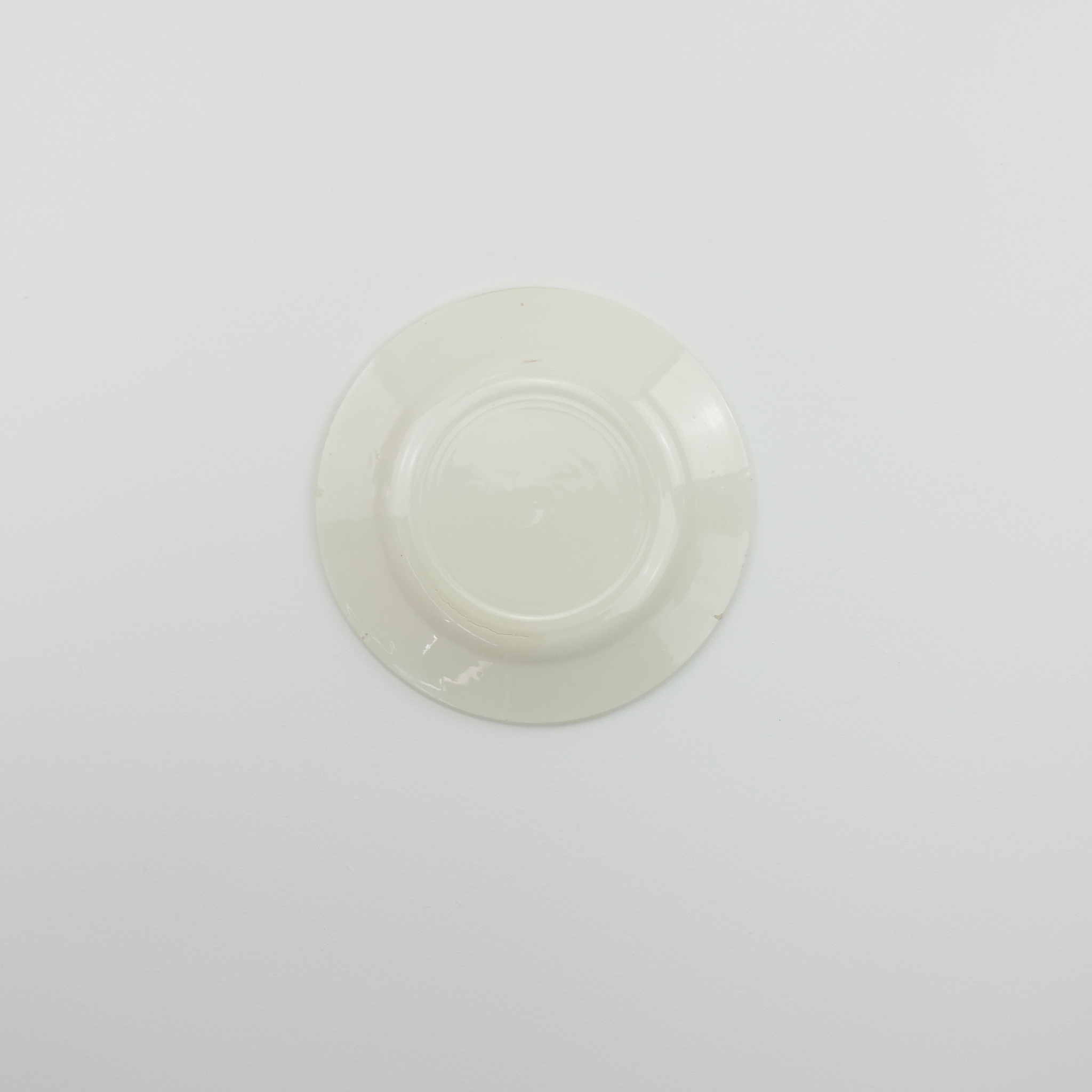 Assiette vintage avec fleur bleue