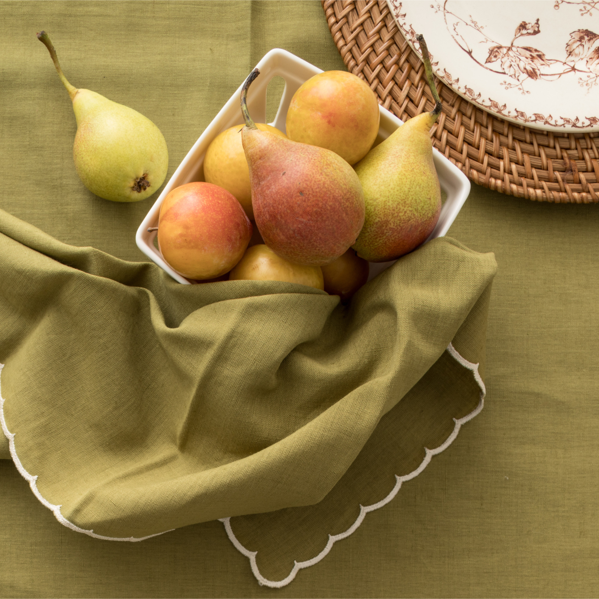 Serviette olive à bord festonné