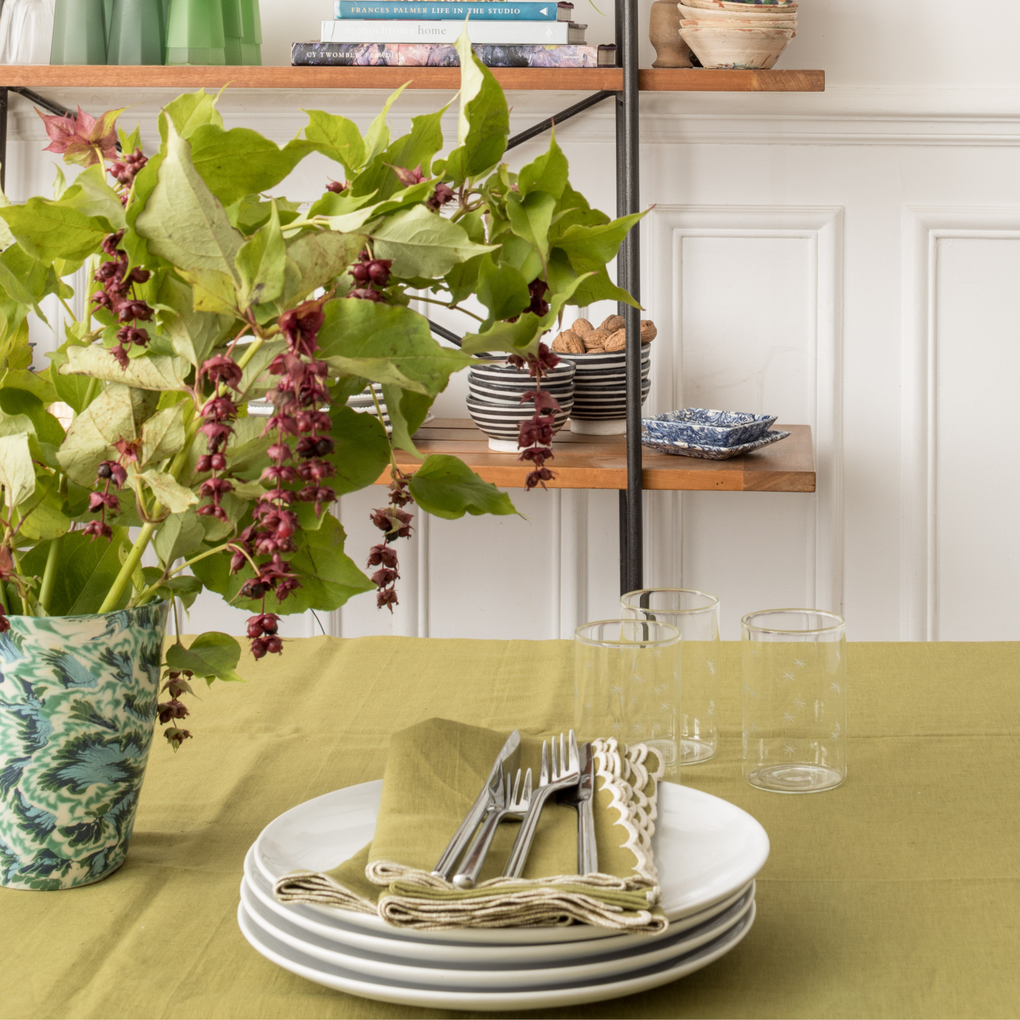 Serviette olive à bord festonné