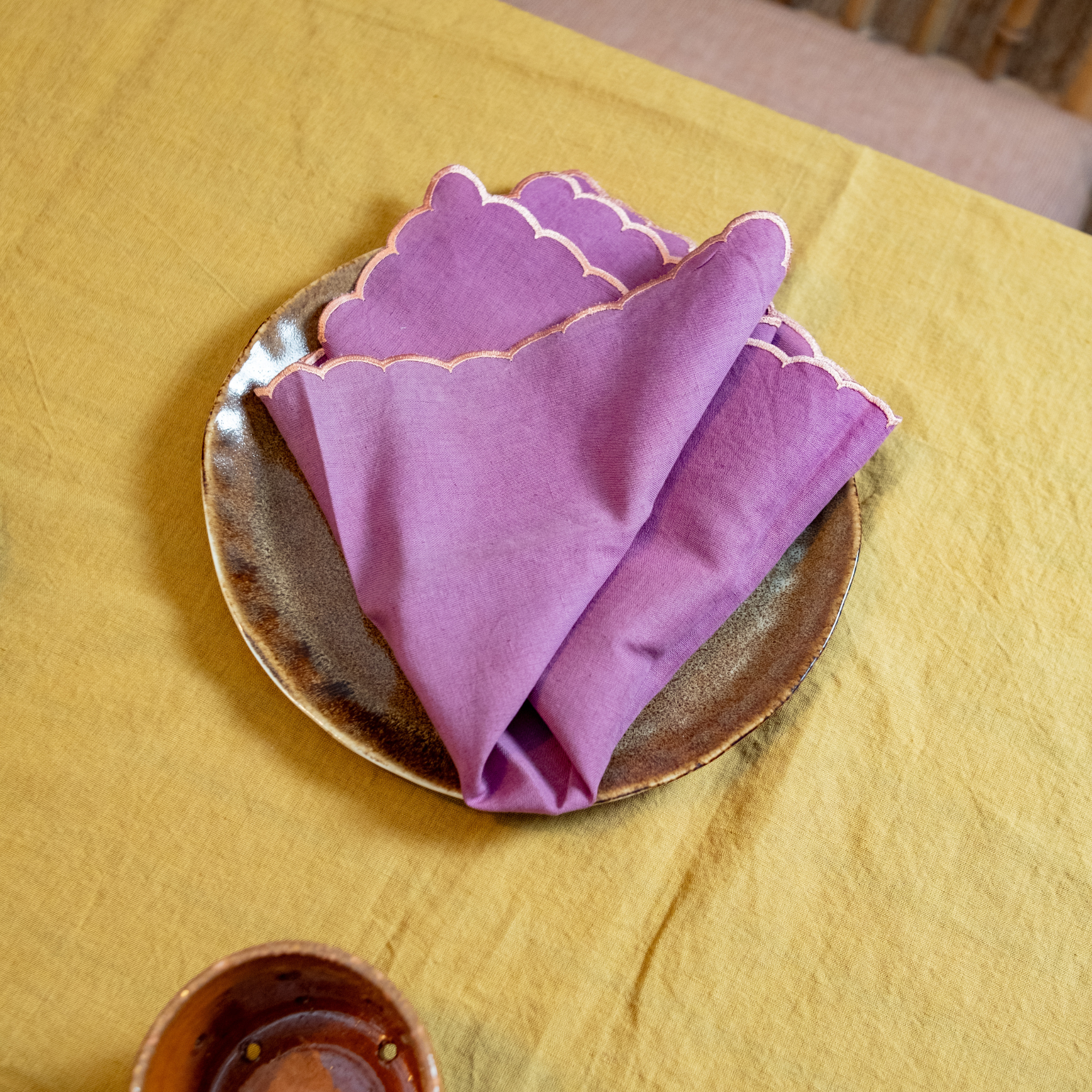 Serviette violette à bord festonné pêche