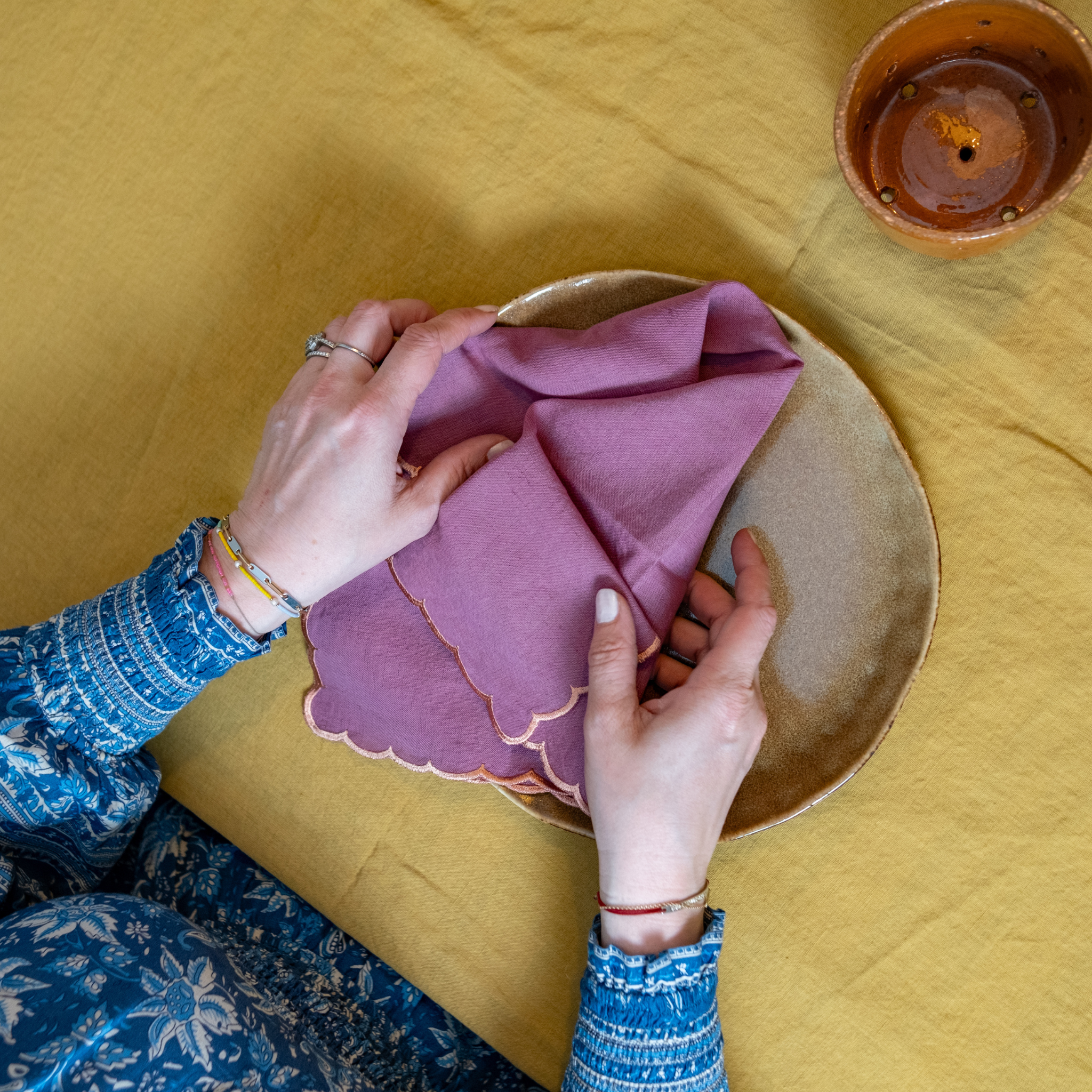 Serviette violette à bord festonné pêche